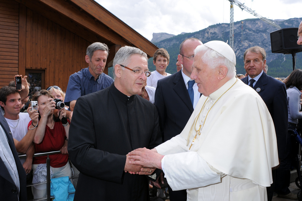 Saluto di Padre Girardi al Santo Padre Benedetto XVI a Oies